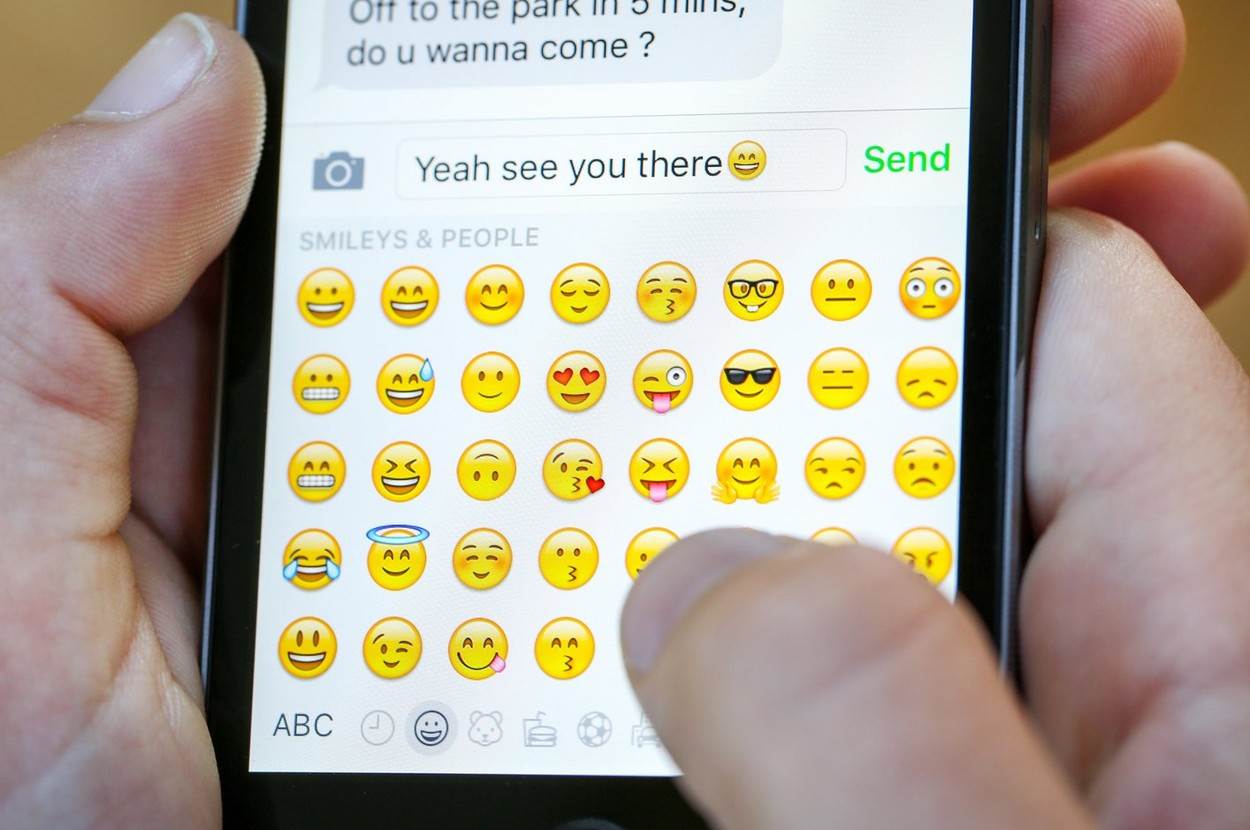 'SMAJLIJI' NAŠI SVAGDAŠNJI Danas postoji emoji i za bradate žene, a uskoro izlazi i onaj za grah