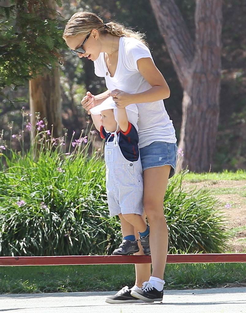 Prvi koraci malenog Alepha, sina Natalie Portman 
