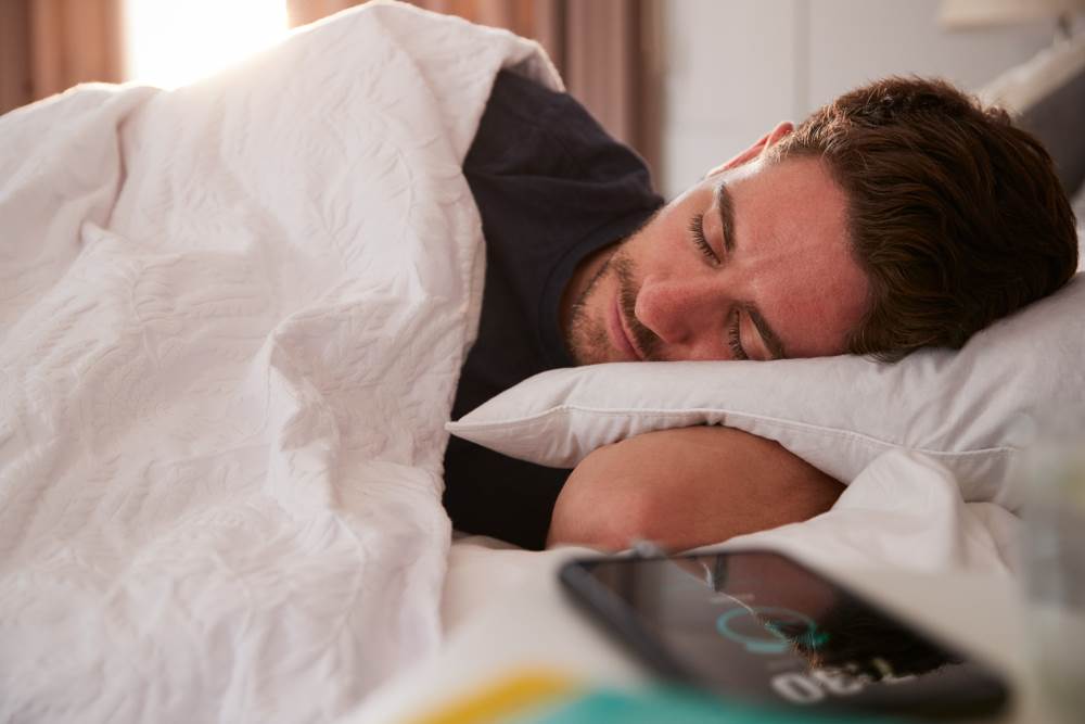 punjenje baterije telefon covjek spava.jpg