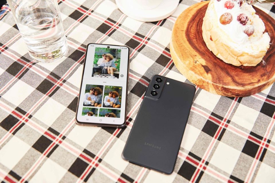 Samsung Galaxy S21 FE 5G_lifestyle.jpg