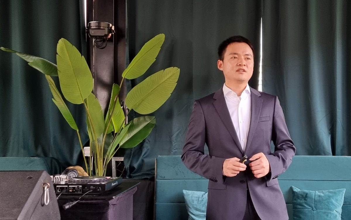 Bruce Huang, Honor.jpg