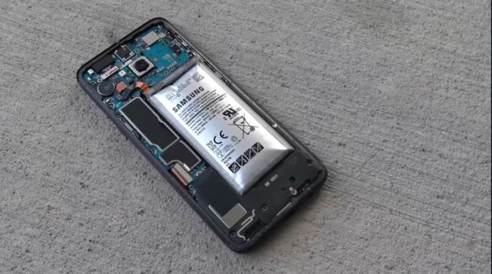 Telefon na suncu Samsung (2).jpg