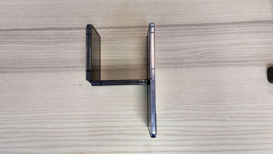 Samsung Galaxy Z Flip4 (1).jpg