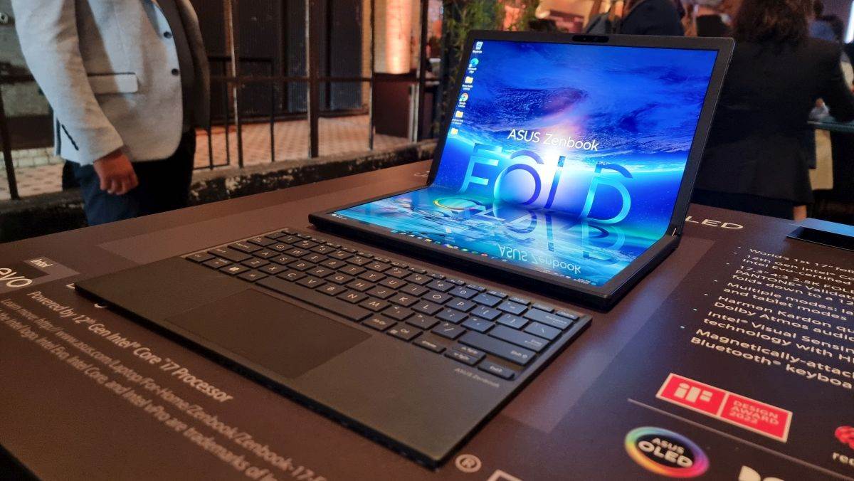 Asus Zenbook 17 Fold OLED (8).jpg