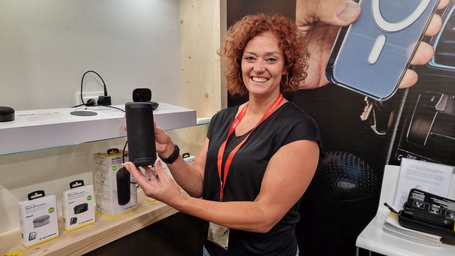 Chris Herbert iz Scosche sa zvučnikom BoomBottle MS.jpg