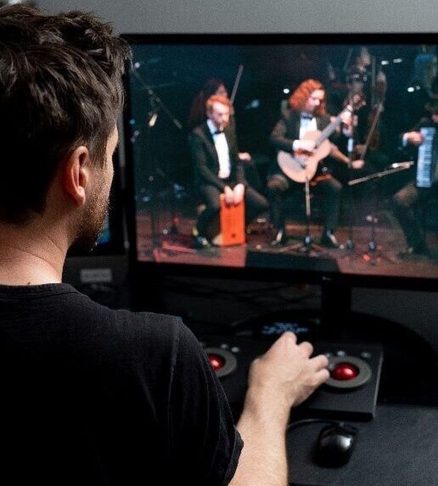 LG UltraFine OLED Pro (4).jpg