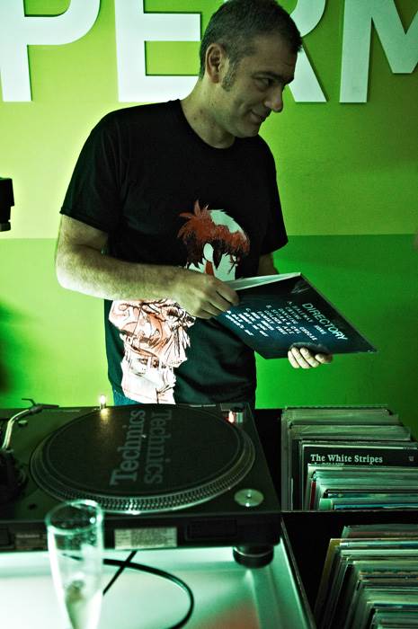 Emil Tedeschi kao DJ SMS Deutsch u Pepermintu