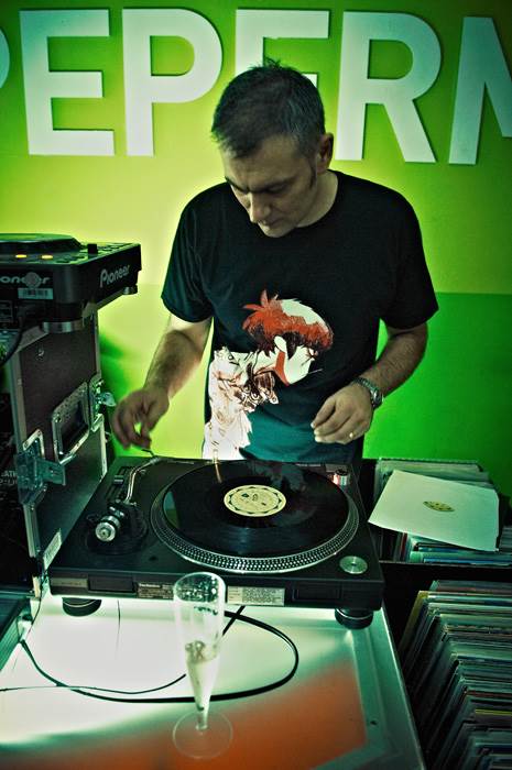 Emil Tedeschi kao DJ SMS Deutsch u Pepermintu