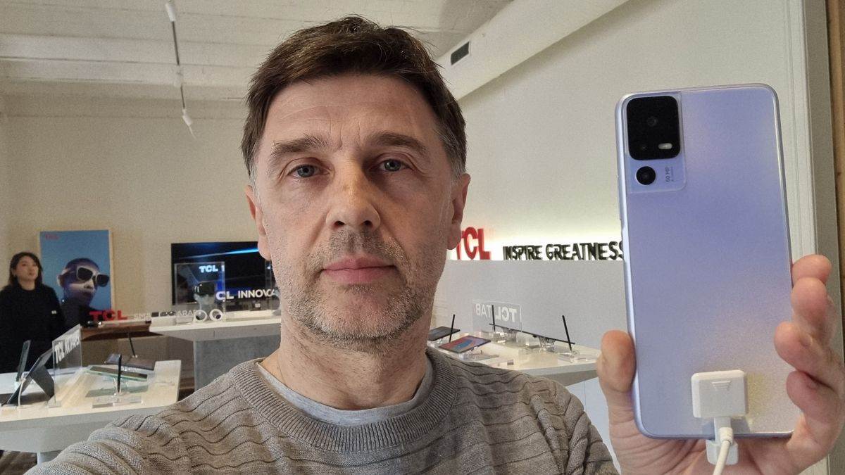 TCL 40 SE (4) Krunoslav Ćosić.jpg