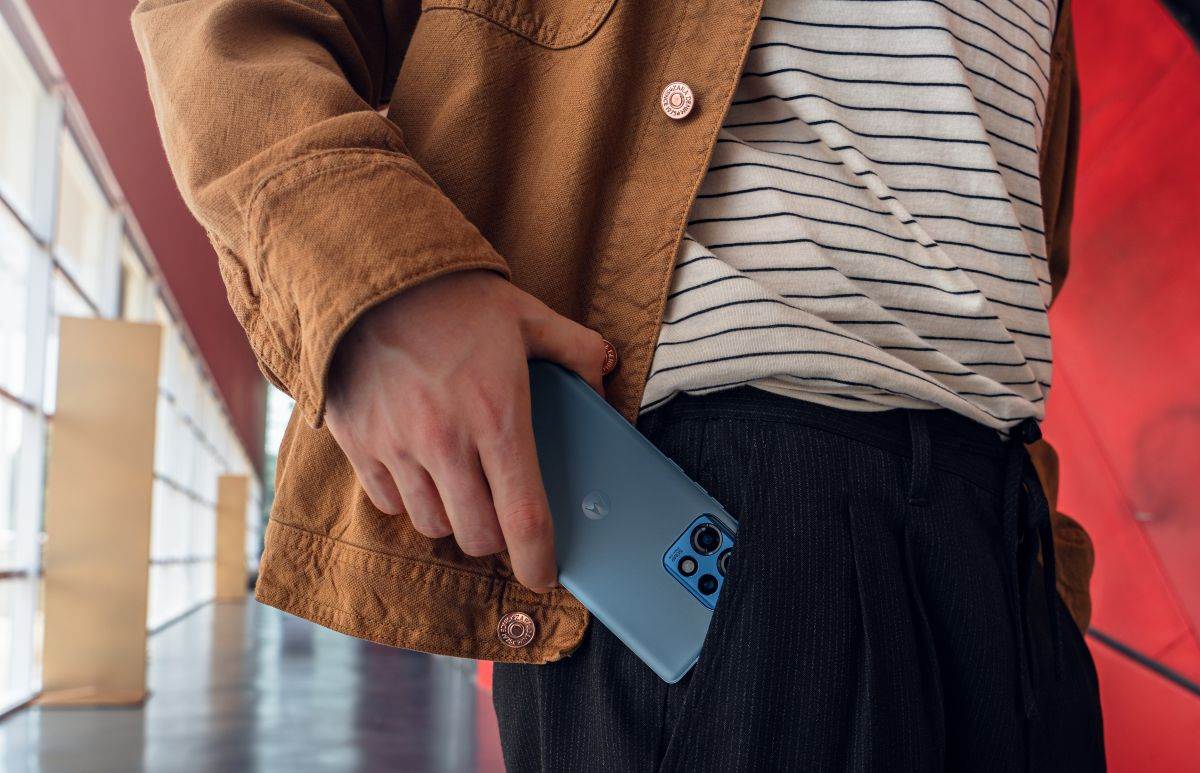 MOTOROLA EDGE 40 PRO: S posebnim premazom protiv prljanja ekrana