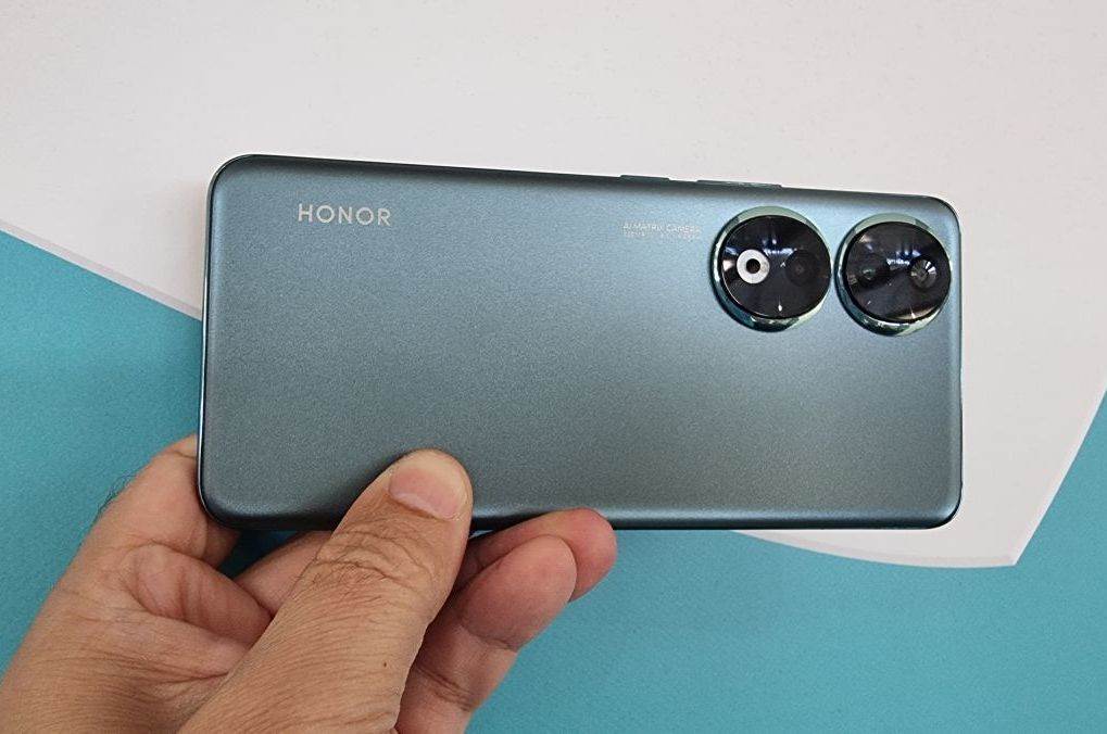 TELEFON ZA DOBRE VIBR(ACIJ)E: U ponoćno crnoj i smaragdno zelenoj boji