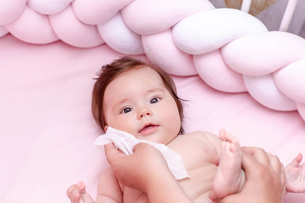 Kako novorodencetu ocistiti uši nos i oci i je li dobro gurati štapic u uho