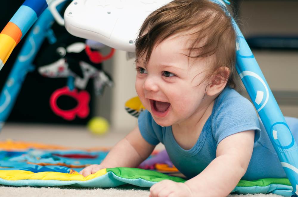 Razvoj motorike šake do šestog mjeseca i refleks hvatanja kod bebe