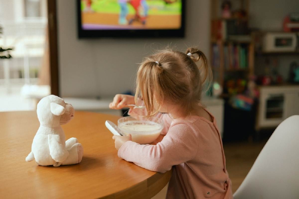 Dr. Rajovic o štetnosti gledanja u ekrane kad djeca jedu