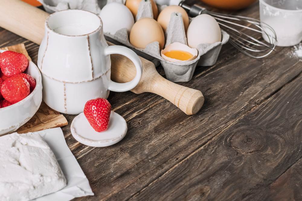 recept za jednostavnu i osvježavajucu tortu od sira i jagoda