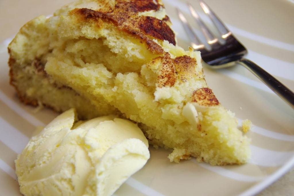 brzi-kolac-od-jabuka-s-pudingom-od-vanilije