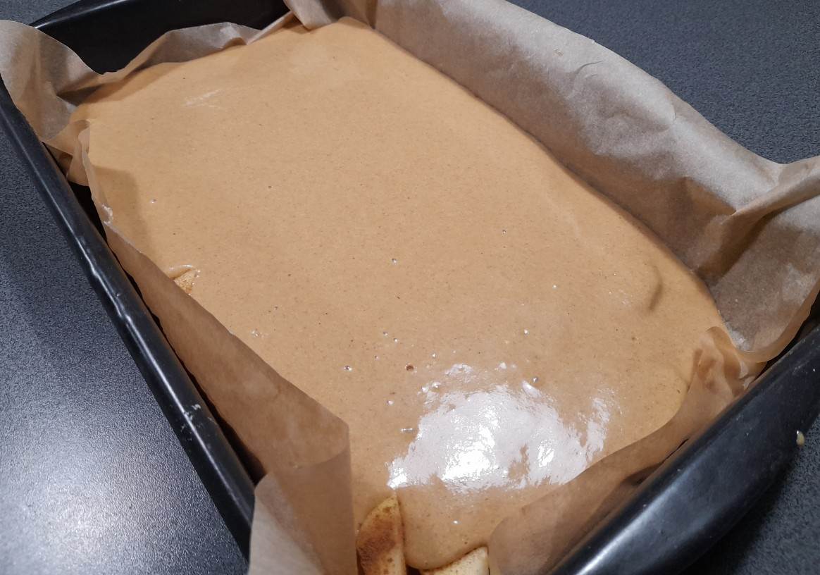 Recept za brzi biskvit s jabukama i cimetom od pirovog brašna