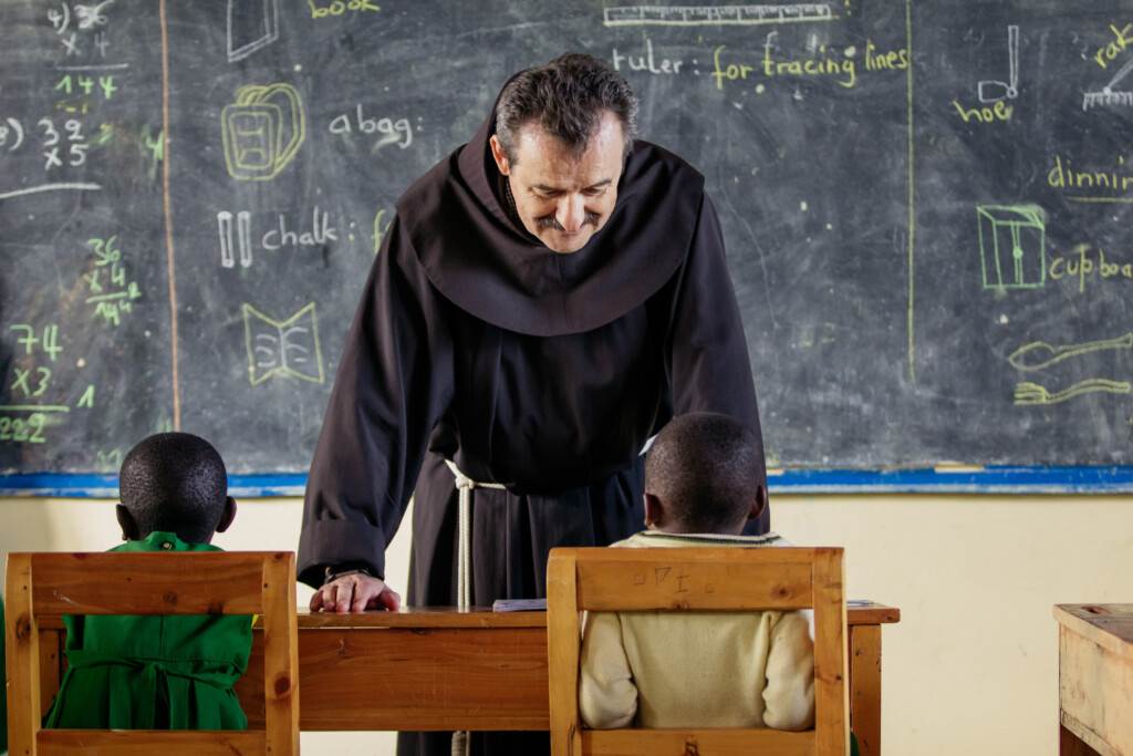 franjevacki-misionar-s-nekoliko-tisuca-djece-divno-je-vidjeti-njihovo-odusevljenje-kad-prvi-put-u-zivotu-vide-olovke-biljeznice-knjige-pa-cak-i-prozore-sa-staklom