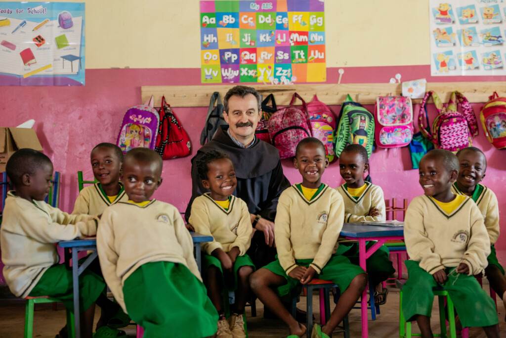 franjevacki-misionar-s-nekoliko-tisuca-djece-divno-je-vidjeti-njihovo-odusevljenje-kad-prvi-put-u-zivotu-vide-olovke-biljeznice-knjige-pa-cak-i-prozore-sa-staklom