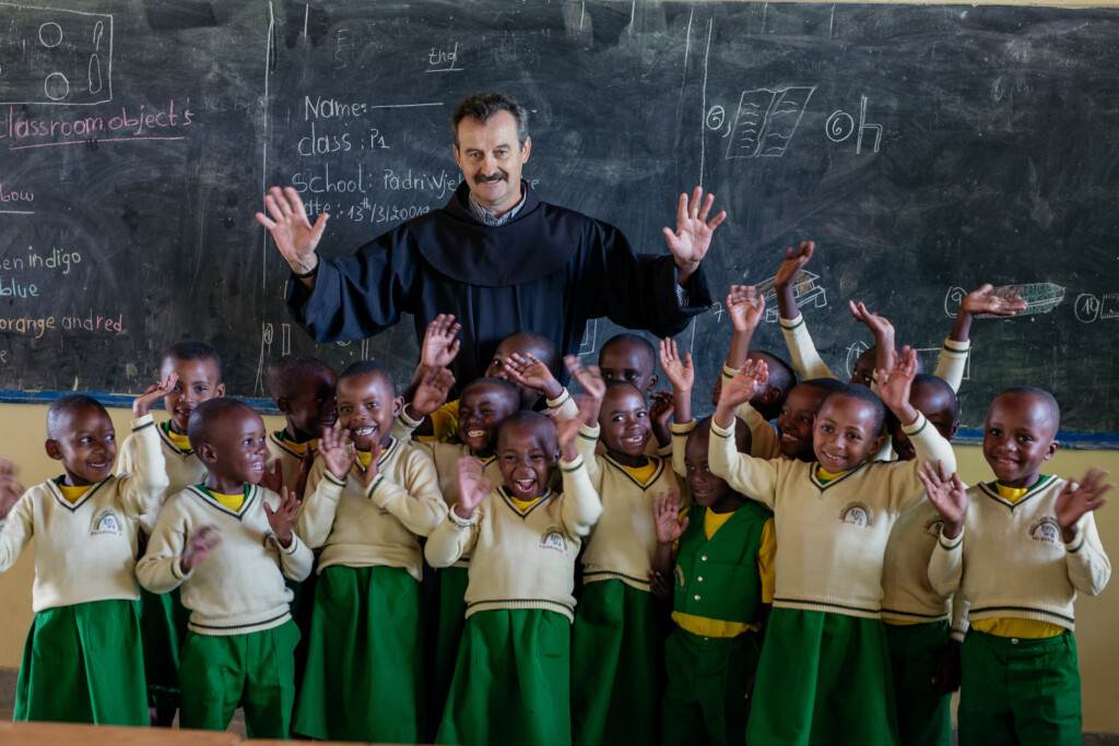 franjevacki-misionar-s-nekoliko-tisuca-djece-divno-je-vidjeti-njihovo-odusevljenje-kad-prvi-put-u-zivotu-vide-olovke-biljeznice-knjige-pa-cak-i-prozore-sa-staklom