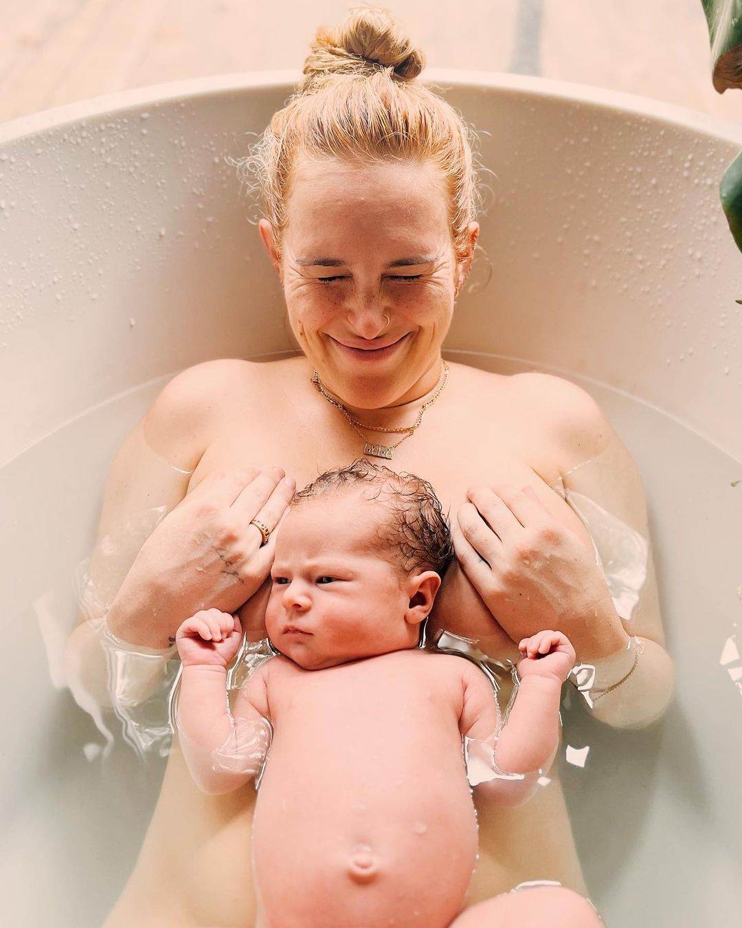 Rumer Willis rodila u vodi, evo kako izgleda takav porod