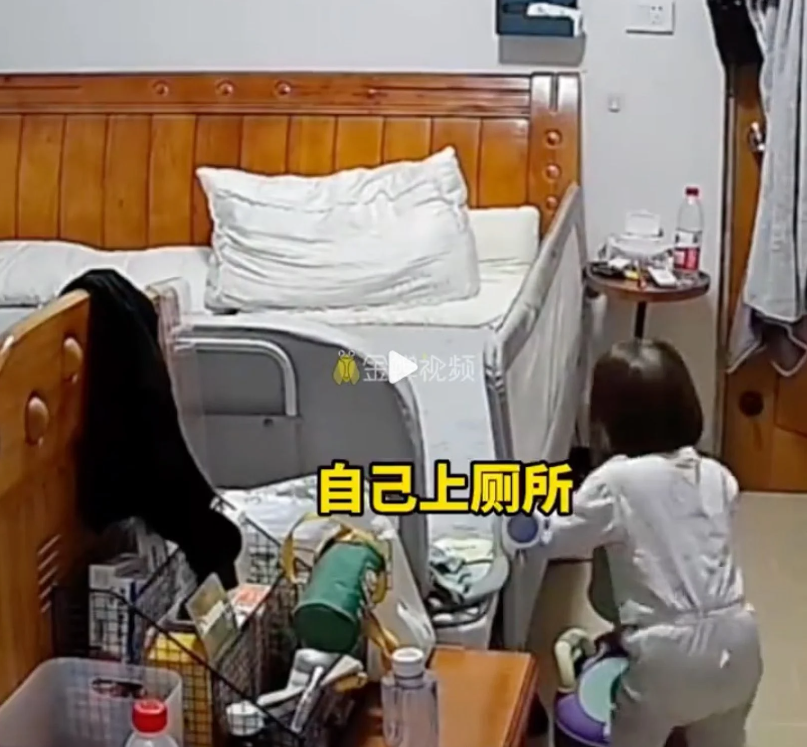 Majka svaki dan ostavlja dvogodišnje dijete samo kod kuce, snimke pokazuju što radi djevojcica