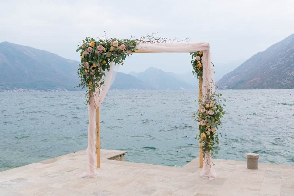 Peach Fuzz boja godine u vjenčanjima 2024