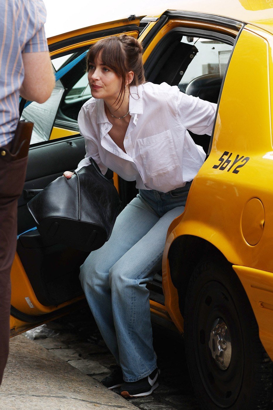 Kako nositi lanenu košulju i traperice ravnog kroja na proljeće 2024