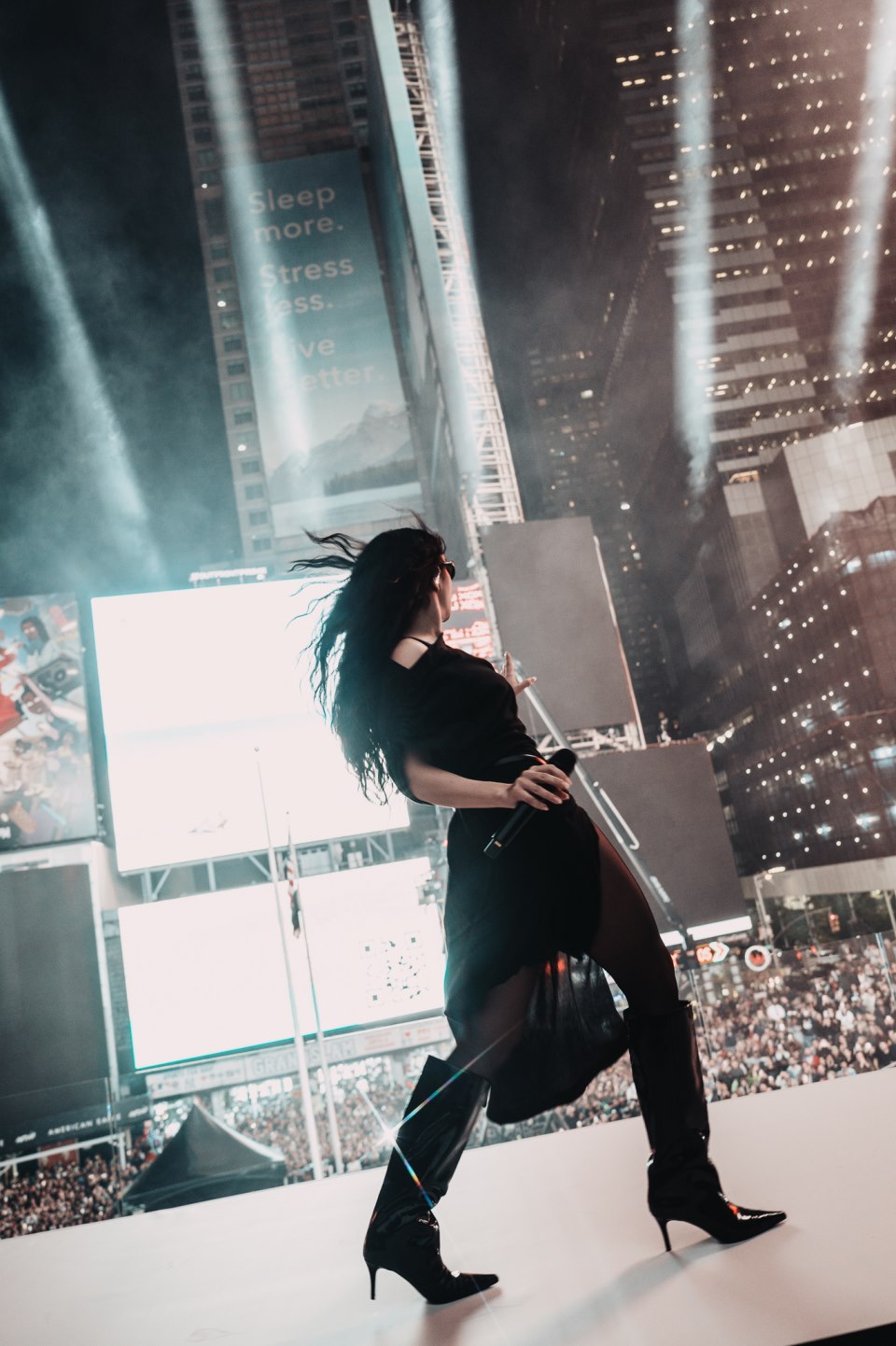 Charli XCX i HM koncert na Times Squareu