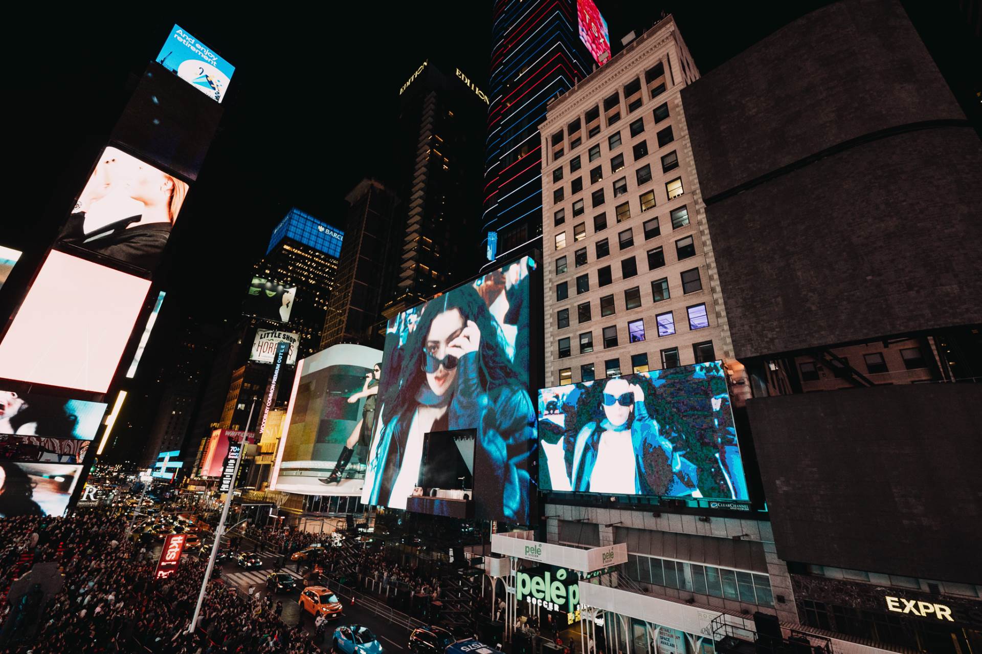 Charli XCX i HM koncert na Times Squareu