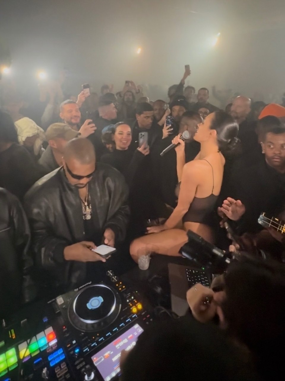 Kanye West i Bianca Censori priredili show na Grammy red carpetu