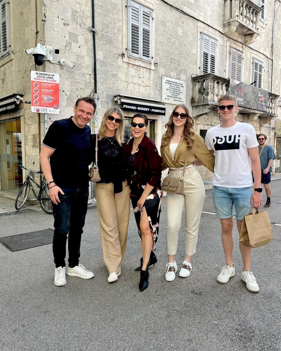 Enis Bešlagić sa suprugom, djecom i Ninom Badrić