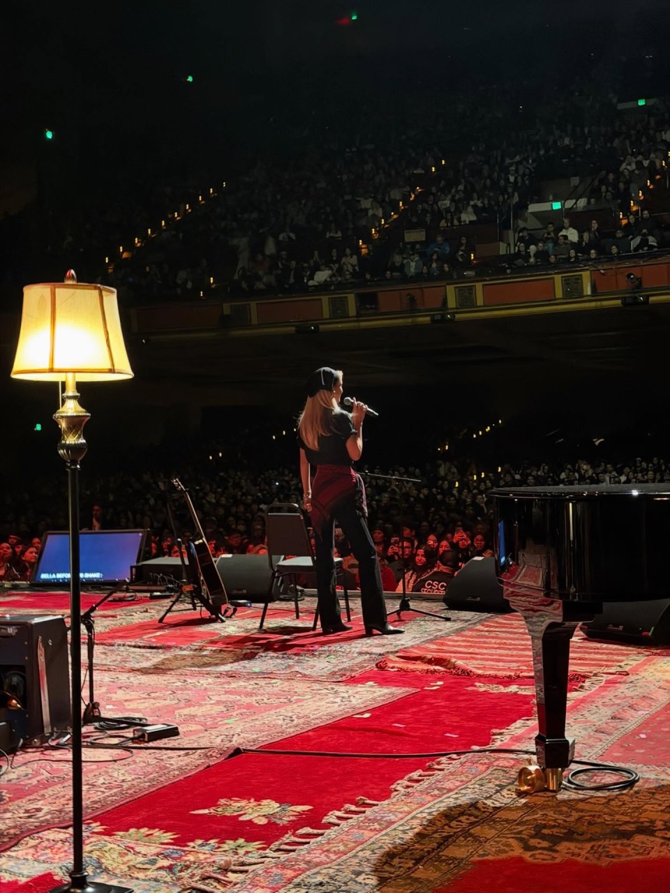 Bella Hadid crne traperice