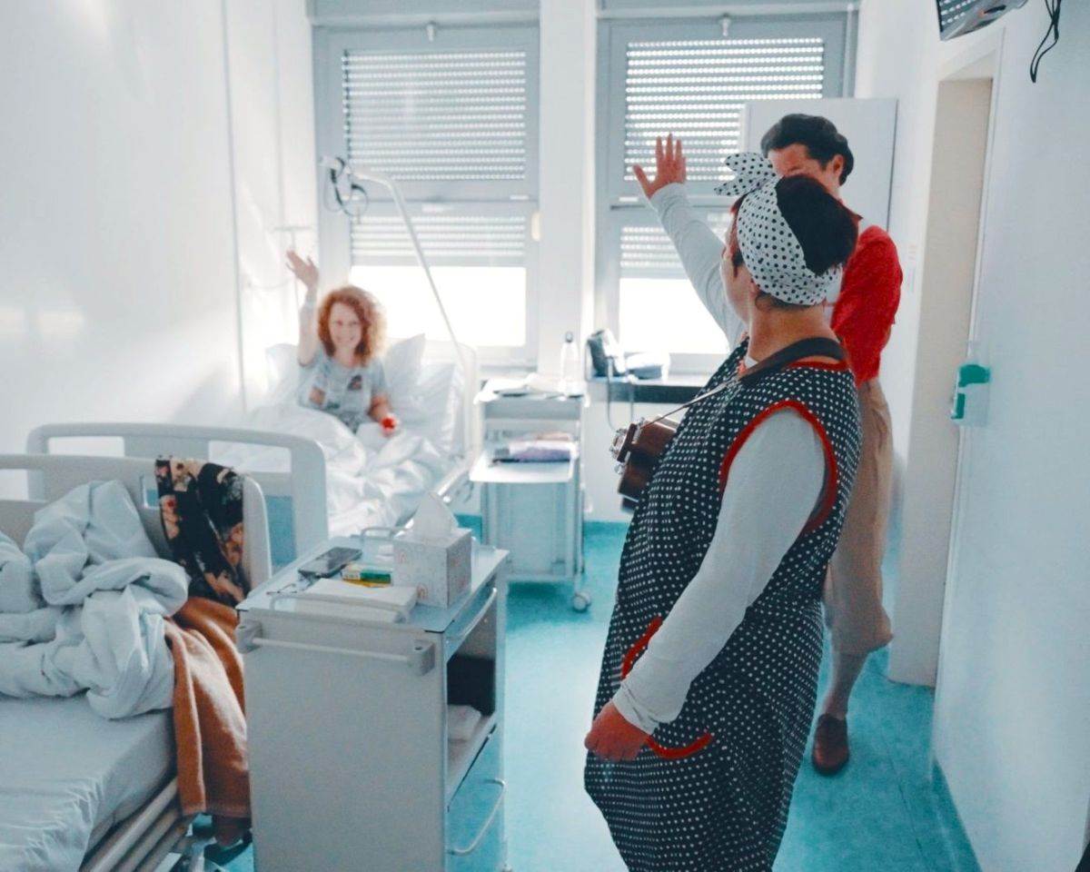 CRVENI NOSOVI u posjeti odraslima na onkološkom odjelu (1).jpg