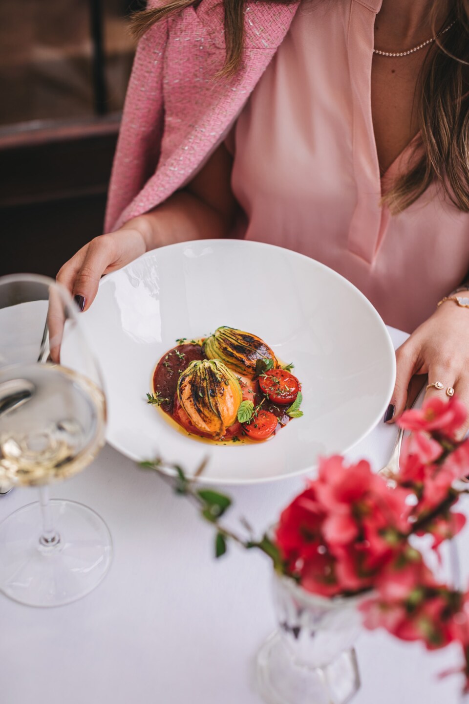 Confitirana rajčica, cvijet tikvice punjen kremom od sušenih rajčica, mole od rajčice, sušene mini rajčice u maslinovom ulju, svježe začinsko bilje, photo by Lili Bašić (4).jpg