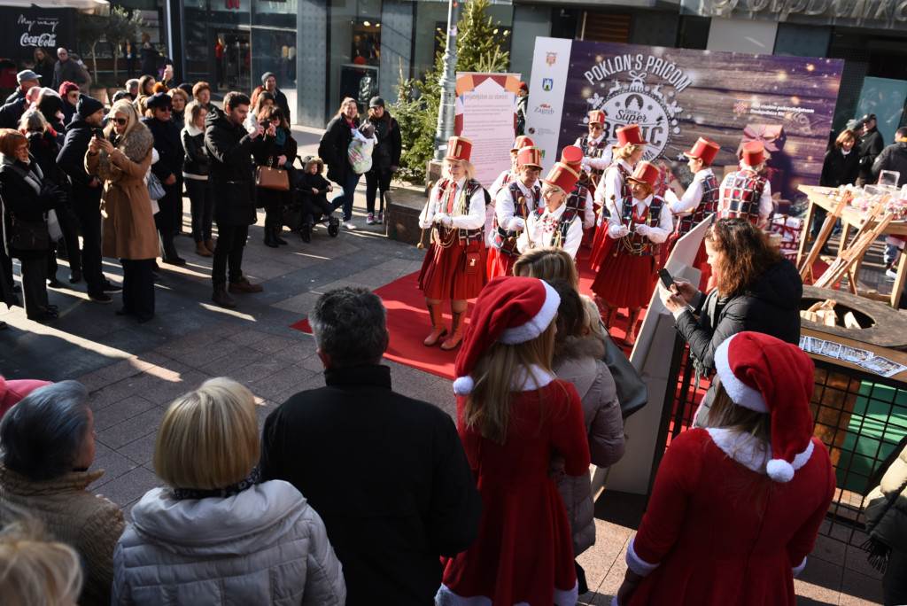 Dobrotvorni Advent u Preobraženskoj: Story slavi Super Božić sa Superseniorima!