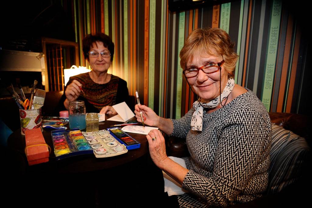 KREATIVAN ZADATAK Super seniori naučili izrađivati unikatne božićne čestitke