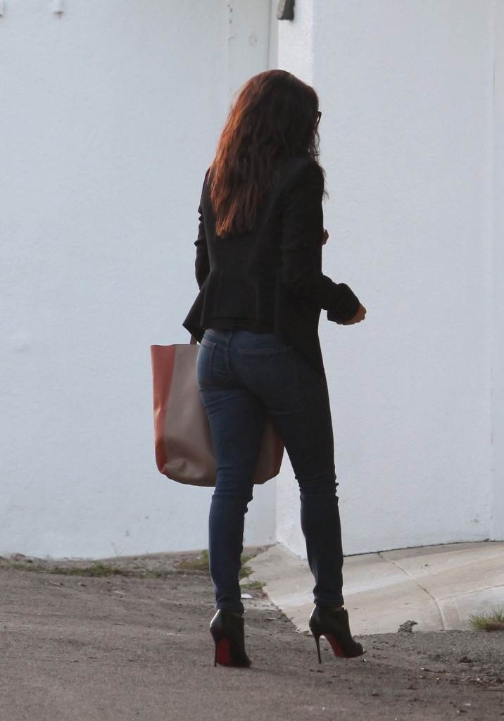 Tko je dama u tako pripijenim trapericama?