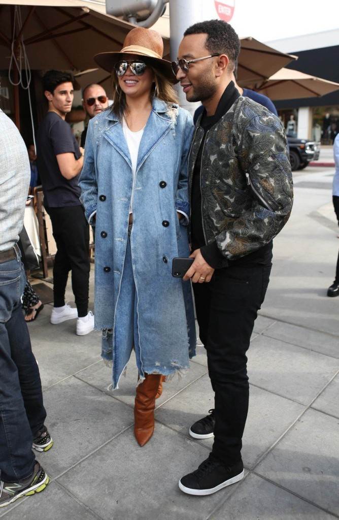 Superstajliš Chrissy Teigen i u trudnoći nosi vruće hlačice